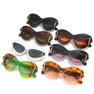 Lunettes de soleil œil de chat avec double monture et détails dorés en sept coloris