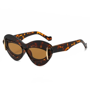 Lunettes de soleil œil de chat, monture écaille, verres ambre et détails dorés chics