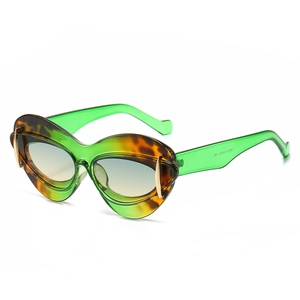 Lunettes de soleil œil-de-chat vertes avec touches d'écaille et détails dorés