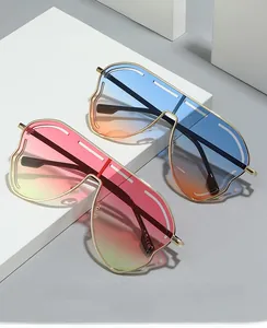 Détail de verres dégradés à bords ondulés et de montures fines en métal doré pour lunettes