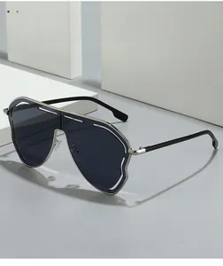 Gros plan de lunettes de soleil argentées irrégulières avec verres dégradés gris