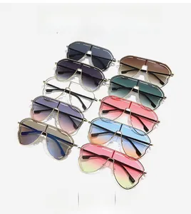 Grille détaillée de lunettes de soleil oversize à dessus plat en neuf couleurs dégradées