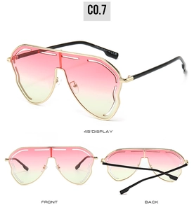 Vues détaillées de lunettes de soleil géométriques avec verres dégradés roses et monture dorée