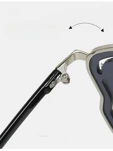 Détail des charnières métalliques robustes sur ces lunettes de soleil noires brillantes