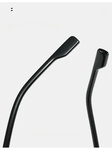 Détail des branches noires courbées de lunettes de soleil minimalistes en résine