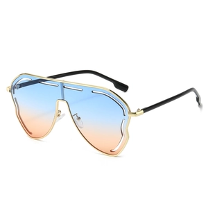 Lunettes de soleil futuristes surdimensionnées avec monture dorée et verres dégradés bleus