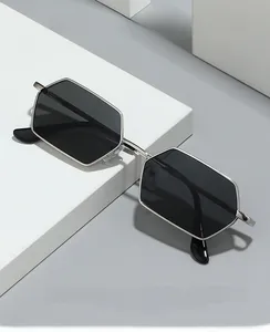 Détail macro de lunettes de soleil hexagonales en métal argenté aux verres foncés