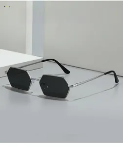 Détails des lunettes de soleil à monture hexagonale argentée et verres noirs sur socle