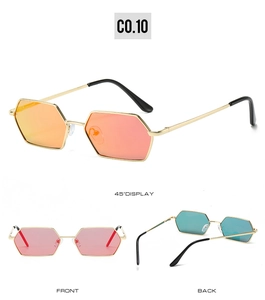 Détail de lunettes de soleil hexagonales en métal avec verres teintés orange et bleus