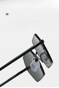 Vue détaillée des lunettes de soleil noires avec plaquettes de nez en silicone