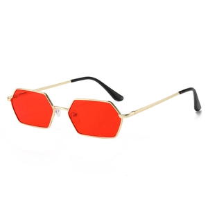 Lunettes de soleil rétro à verres hexagonaux rouges avec monture fine en métal doré