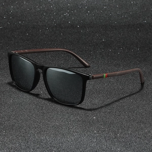 Lunettes de soleil carrées polarisées avec monture noire mate et détails rayés