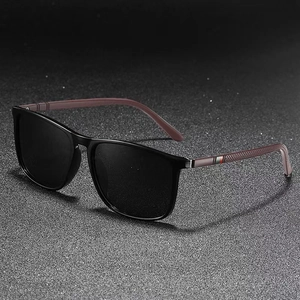 Détail de lunettes de soleil carrées classiques avec branches bordeaux texturées et rayures