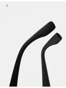 Dettaglio delle stanghette curve nere lucide degli occhiali da sole con rivetti
