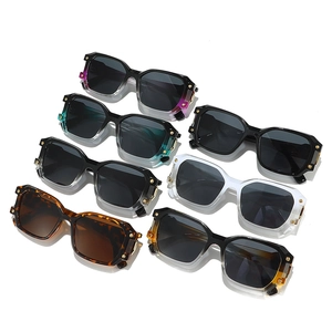 Occhiali da sole quadrati con borchie in sette colori sfumati e leopardati con anti-UV