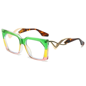 Lunettes de soleil œil-de-chat tendance avec monture dégradée et branches dorées ondulées