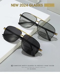 Détail des lunettes d'ordinateur 2024 avec monture noir et or sur supports géométriques