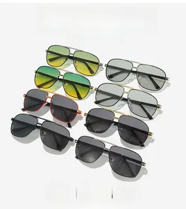 Gros plan de lunettes de soleil aviateur polarisées avec montures en métal coloré