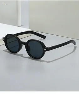 Detailsicht der schwarzen Rundsonnenbrille mit Silbernieten und dunklen Gläsern
