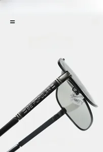 Détail macro de la branche de lunettes aviateur avec gravure 3D BE POPULAR et charnière
