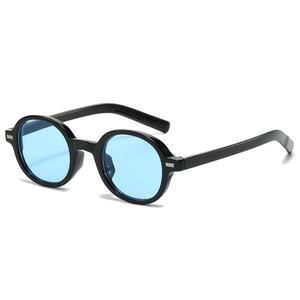 Retro-Sonnenbrille mit rundem schwarzem Rahmen und hellblauen transparenten Gläsern