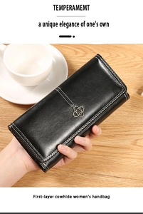 Détail du portefeuille en cuir de vachette noir avec surpiqûres blanches et trèfle doré