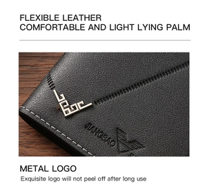 Detalle de la textura de cuero suave y el logotipo metálico en la cartera larga de hombre