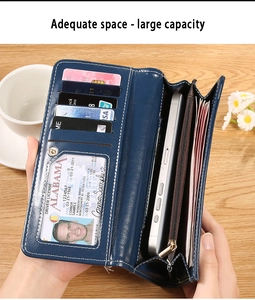 Détail de l'intérieur du portefeuille en cuir bleu avec fentes pour cartes et poche téléphone