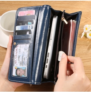 Détails intérieurs d'un portefeuille long en cuir bleu marine avec fentes pour cartes et téléphone