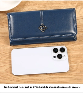 Détail du portefeuille bleu montrant la capacité pour un smartphone de 6,7 pouces