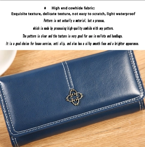 Gros plan du portefeuille en cuir ciré bleu avec coutures blanches et boucle dorée