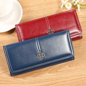 Détail de portefeuilles longs vintage en cuir ciré pour femmes avec accents en métal