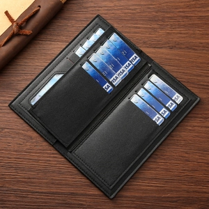 Portefeuille long en cuir pour homme avec multiples fentes pour cartes sur fond bois