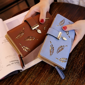 Portefeuille long femme marron et bleu avec motif feuille ajouré et pendentif métallique