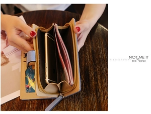 Gros plan du portefeuille long bleu clair avec fentes pour cartes et compartiment téléphone