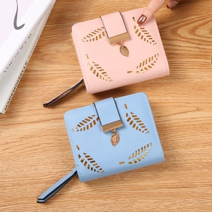Portefeuilles courts pour femmes en rose et bleu avec motifs feuilles découpés au laser