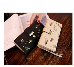 Détail de portefeuilles longs avec motifs de feuilles ajourées et pendentifs en métal