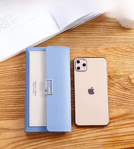 Größenvergleich der langen Damen Geldbörse mit einem iPhone auf Holzhintergrund
