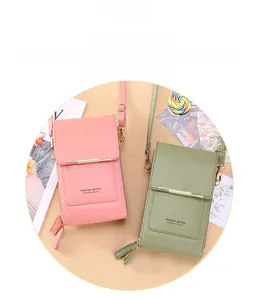 Détails des sacs à bandoulière rose et vert pour téléphone avec barre dorée et texte