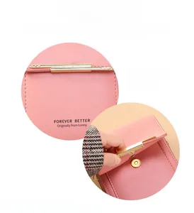 Détail du sac de téléphone rose en similicuir avec fermeture magnétique dorée