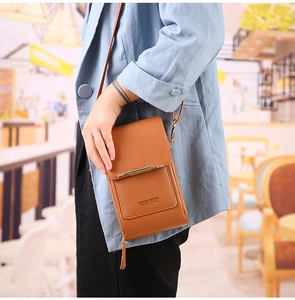 Petit sac bandoulière marron pour téléphone avec pompon et marquage doré élégant