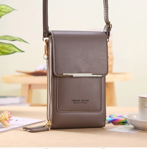 Détails de la pochette bandoulière en cuir marron avec double fermeture éclair et garniture dorée