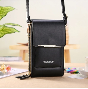 Détail de la pochette téléphone en cuir PU noir avec fermeture dorée et lettrage chic