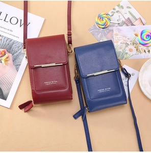 Détail de petits sacs bandoulière pour téléphone avec logo Forever Better et barre métal