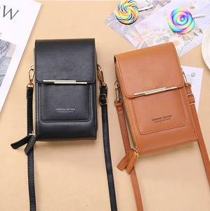 Détail des sacs à bandoulière en cuir PU noir et marron avec bordure dorée