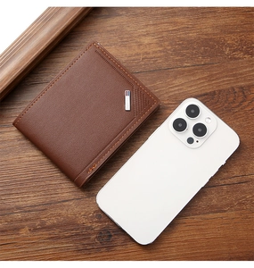 Vue détaillée d'un portefeuille en cuir marron sur bois avec coutures orange élégantes