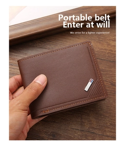 Détail du portefeuille en cuir marron avec surpiqûres contrastées et logo en métal