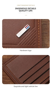 Detail der braunen Ledergeldbörse mit Metalllogo, Litschi-Muster und orangefarbener Naht