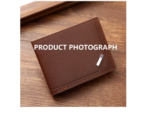 Détail d'un portefeuille marron pour homme avec motif litchi et logo en métal classique