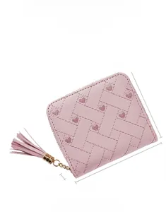 Petit portefeuille rose à broderie cœur avec dimensions 12cm x 11cm x 3,5cm détaillées